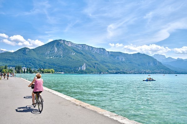 Faire du paddle durant vos vacances à Annecy